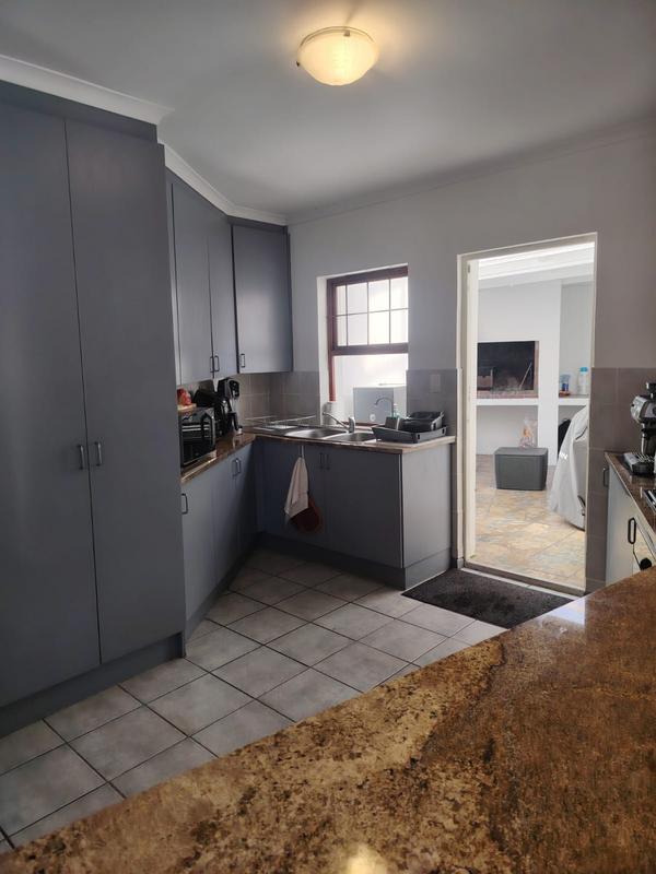 To Let 4 Bedroom Property for Rent in Onrus Western Cape